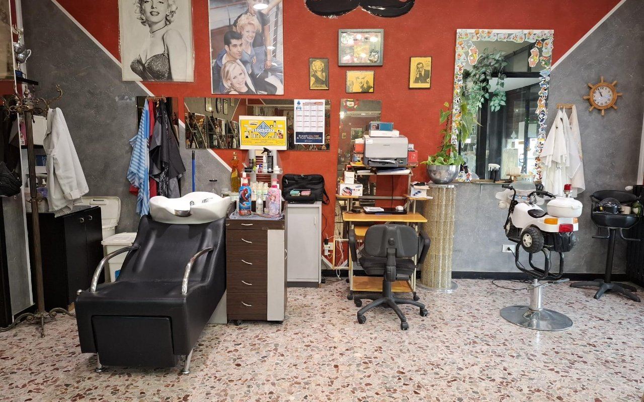 Poltrona lavaggio nera, postazione e carrello attrezzi